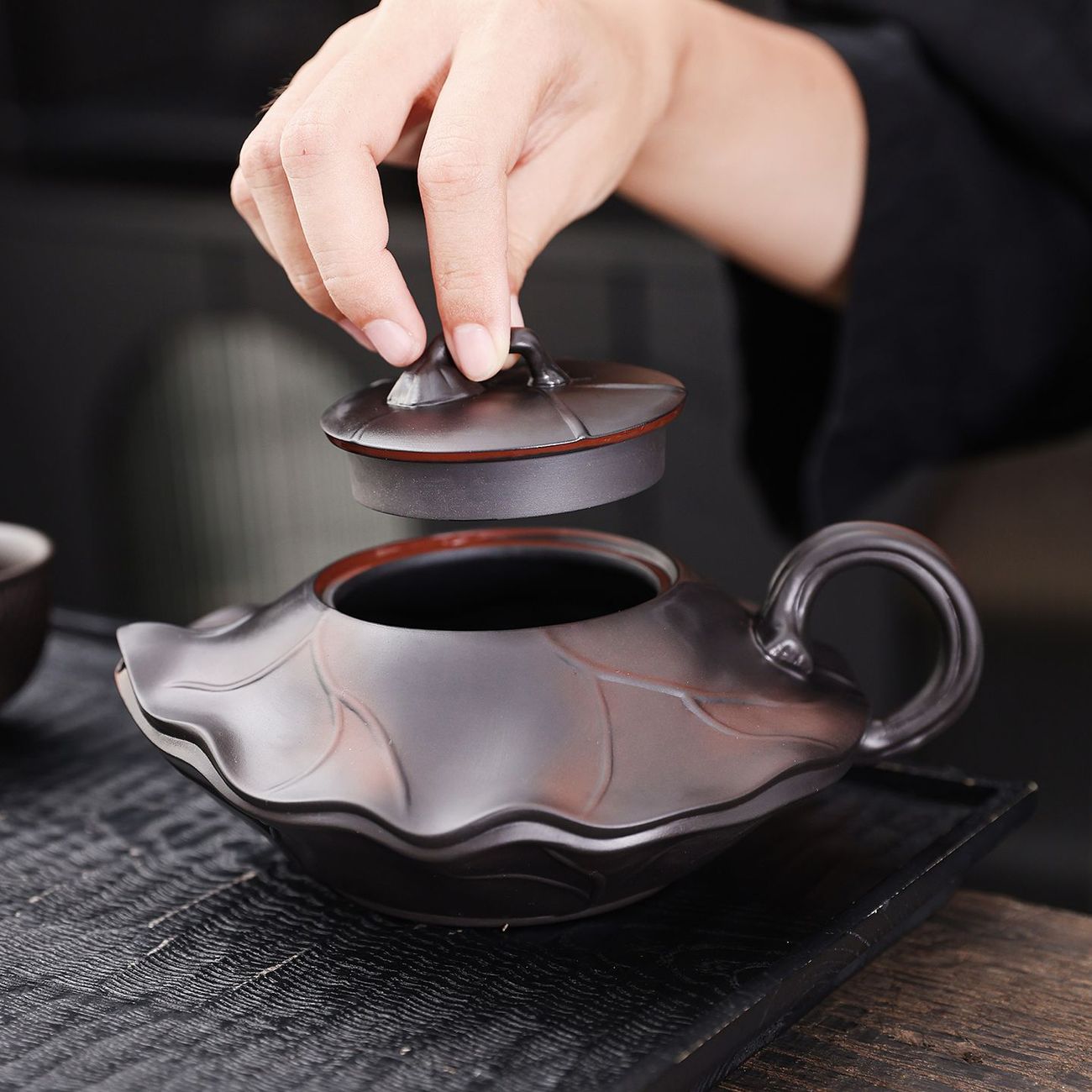 正宗原礦紫陶浮雕富甲天下荷韻 • 荷花壺┃350cc大容量紫砂鳳鳴壺 純手工大師范明偉匠心之作，泡茶更醇香！